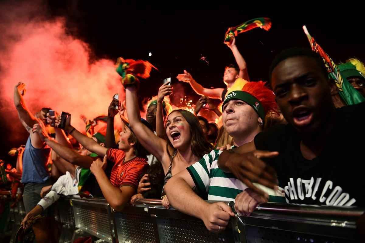 Torcedores portugueses festejam nas ruas de Lisboa a conquista indita da Eurocopa