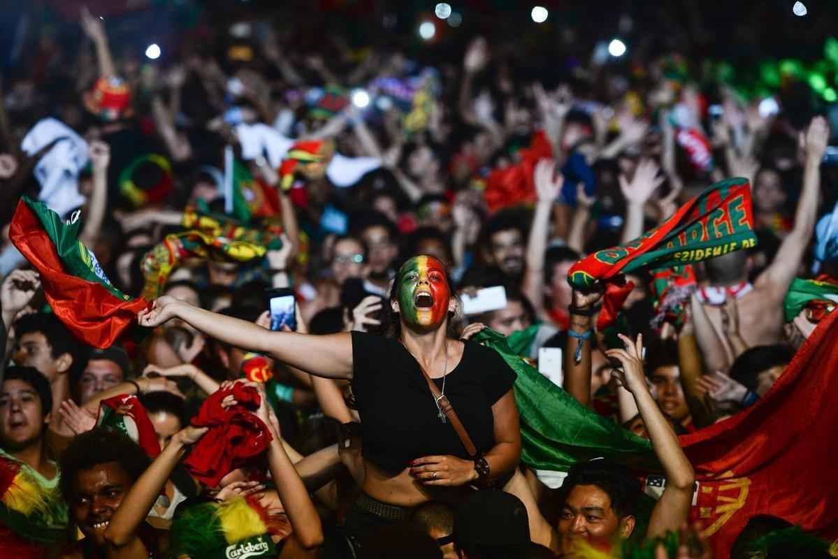 Torcedores portugueses festejam nas ruas de Lisboa a conquista indita da Eurocopa