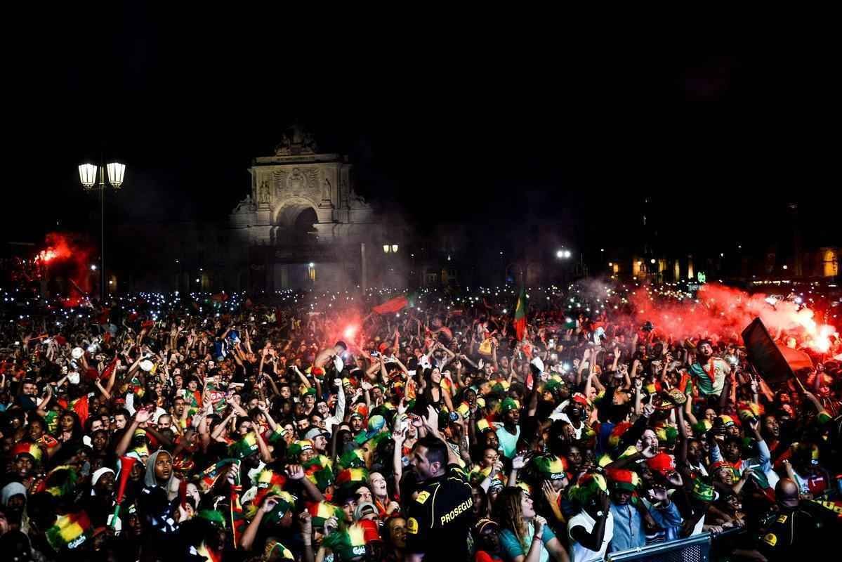 Torcedores portugueses festejam nas ruas de Lisboa a conquista indita da Eurocopa