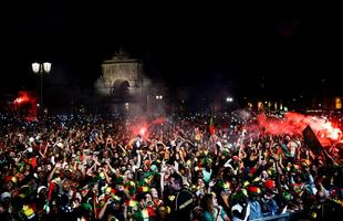 Torcedores portugueses festejam nas ruas de Lisboa a conquista indita da Eurocopa