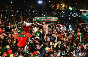 Torcedores portugueses festejam nas ruas de Lisboa a conquista indita da Eurocopa