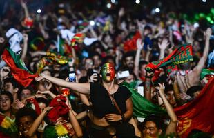 Torcedores portugueses festejam nas ruas de Lisboa a conquista indita da Eurocopa