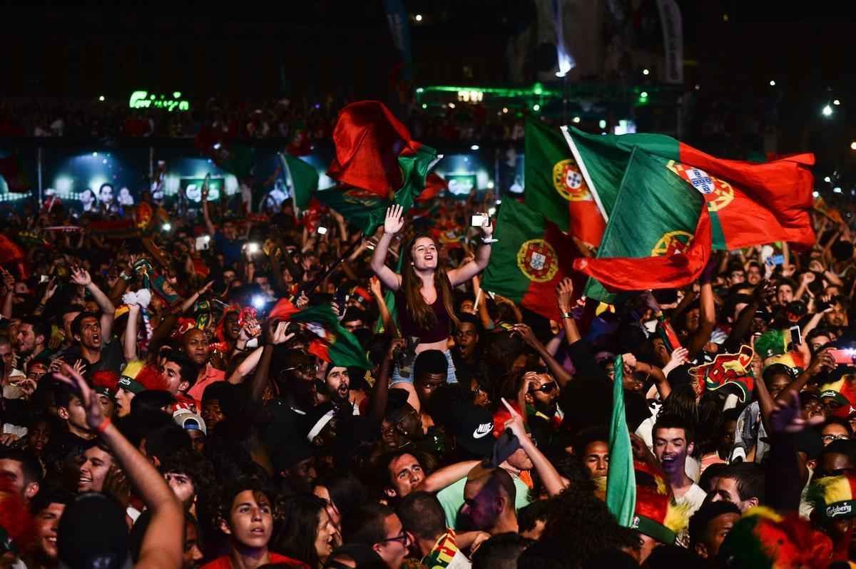 Torcedores portugueses festejam nas ruas de Lisboa a conquista indita da Eurocopa