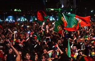 Torcedores portugueses festejam nas ruas de Lisboa a conquista indita da Eurocopa