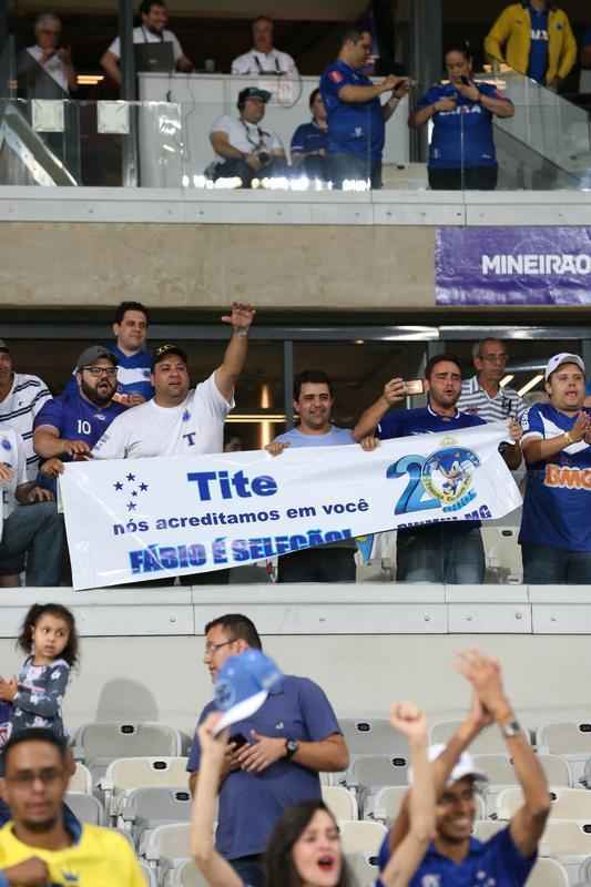 Imagens da torcida do Cruzeiro no jogo contra o Atltico-PR