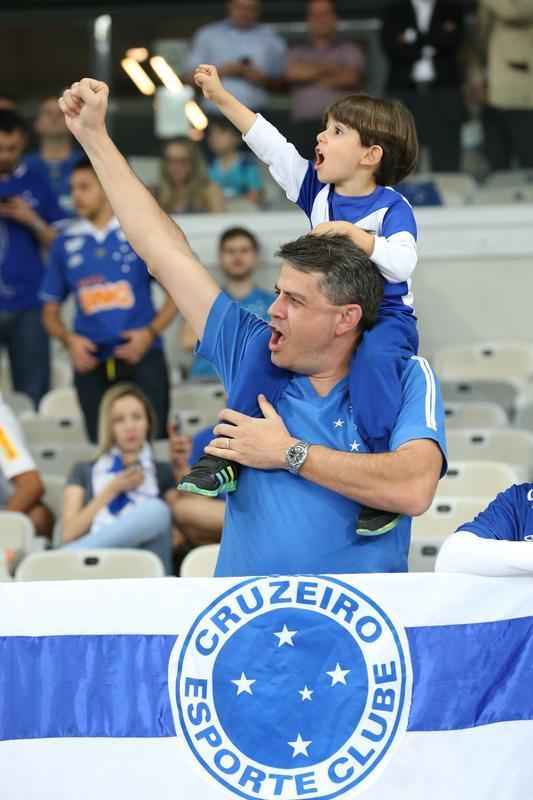 Imagens da torcida do Cruzeiro no jogo contra o Atltico-PR