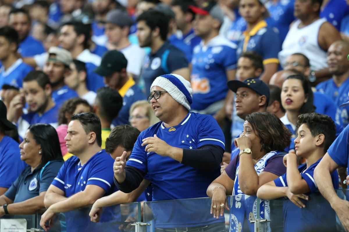 Imagens da torcida do Cruzeiro no jogo contra o Atltico-PR