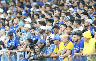 Imagens da torcida do Cruzeiro no jogo contra o Atltico-PR