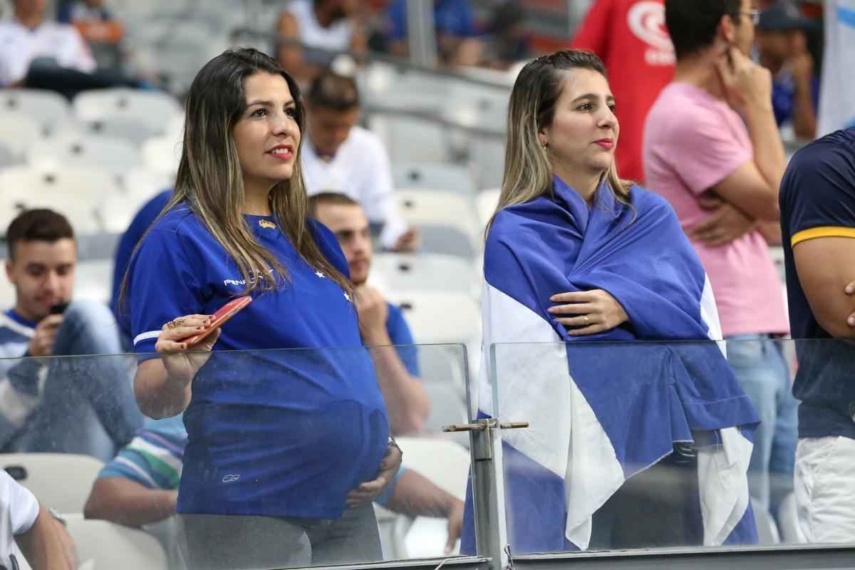 Imagens da torcida do Cruzeiro no jogo contra o Atltico-PR