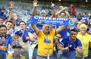 Imagens da torcida do Cruzeiro no jogo contra o Atltico-PR