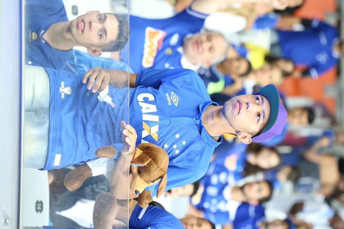 Imagens da torcida do Cruzeiro no jogo contra o Atltico-PR
