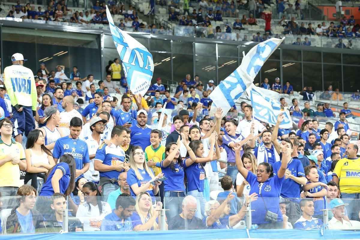Imagens da torcida do Cruzeiro no jogo contra o Atltico-PR