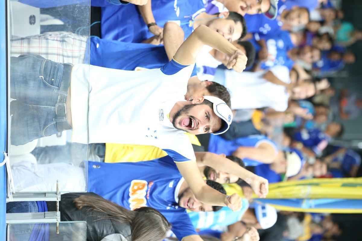Imagens da torcida do Cruzeiro no jogo contra o Atltico-PR