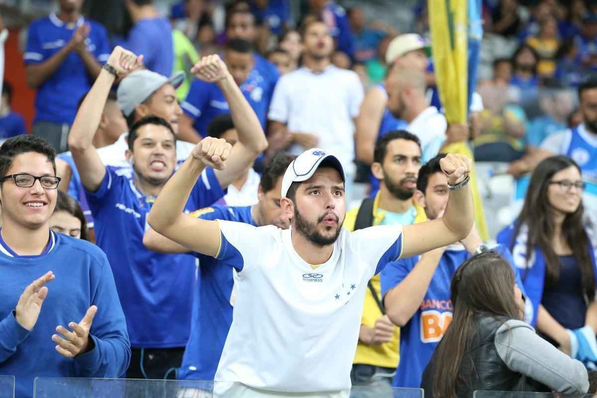 Imagens da torcida do Cruzeiro no jogo contra o Atltico-PR
