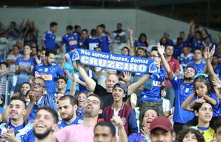 Imagens da torcida do Cruzeiro no jogo contra o Atltico-PR