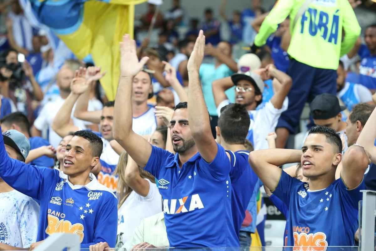 Imagens da torcida do Cruzeiro no jogo contra o Atltico-PR