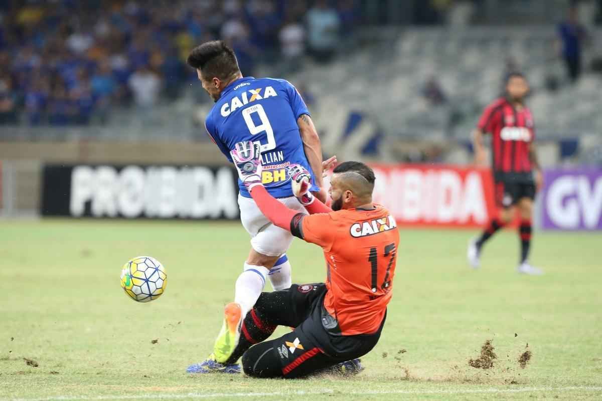 Fotos da partida entre Cruzeiro e Atltico-PR no Mineiro