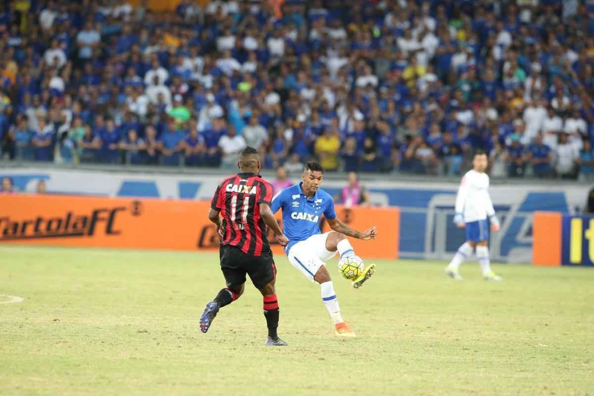 Fotos da partida entre Cruzeiro e Atltico-PR no Mineiro