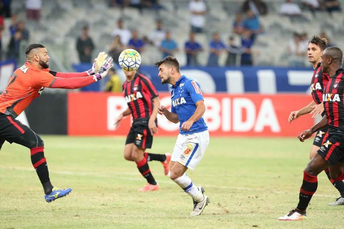 Fotos da partida entre Cruzeiro e Atltico-PR no Mineiro