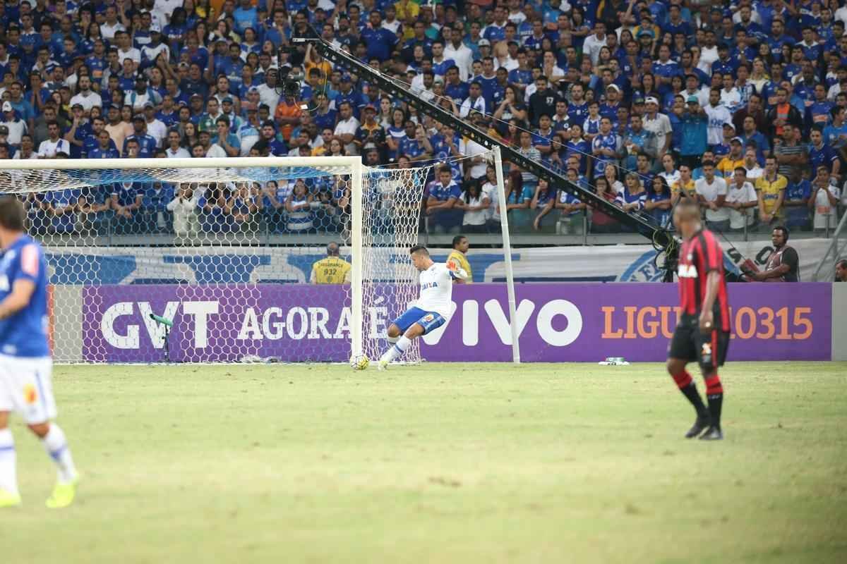 Fotos da partida entre Cruzeiro e Atltico-PR no Mineiro