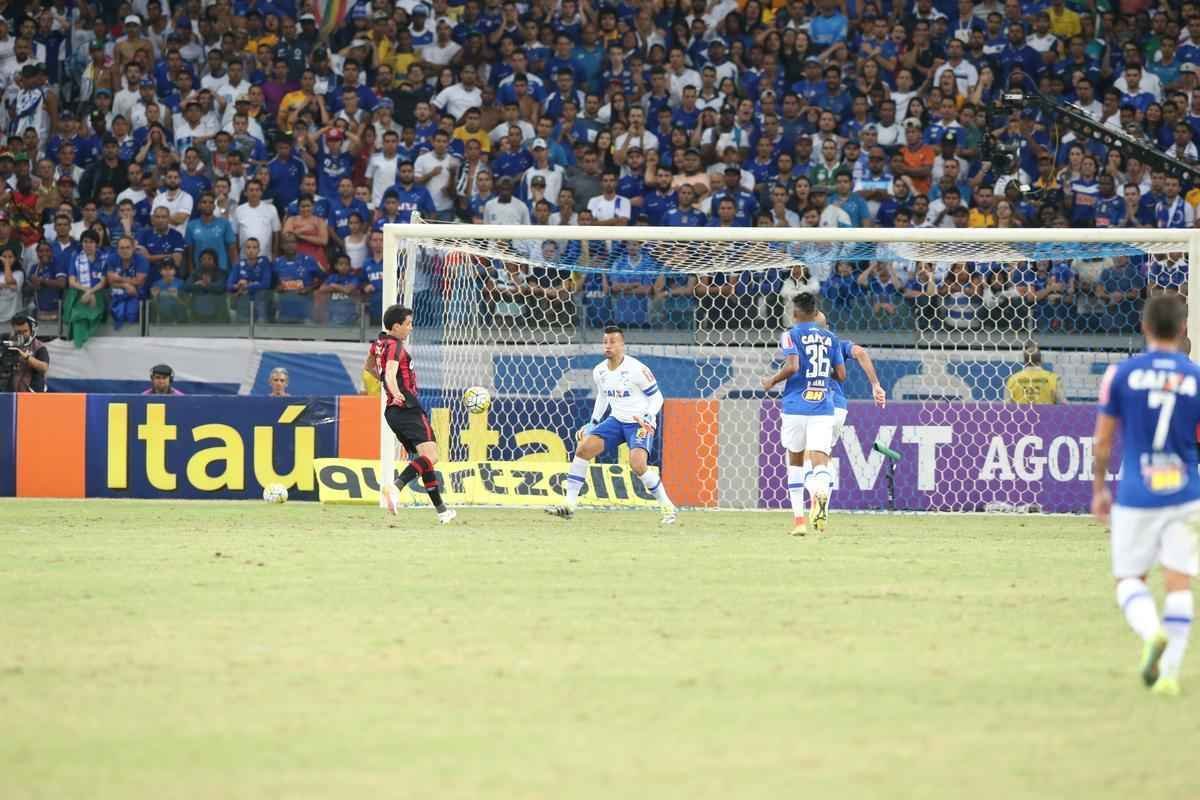 Fotos da partida entre Cruzeiro e Atltico-PR no Mineiro