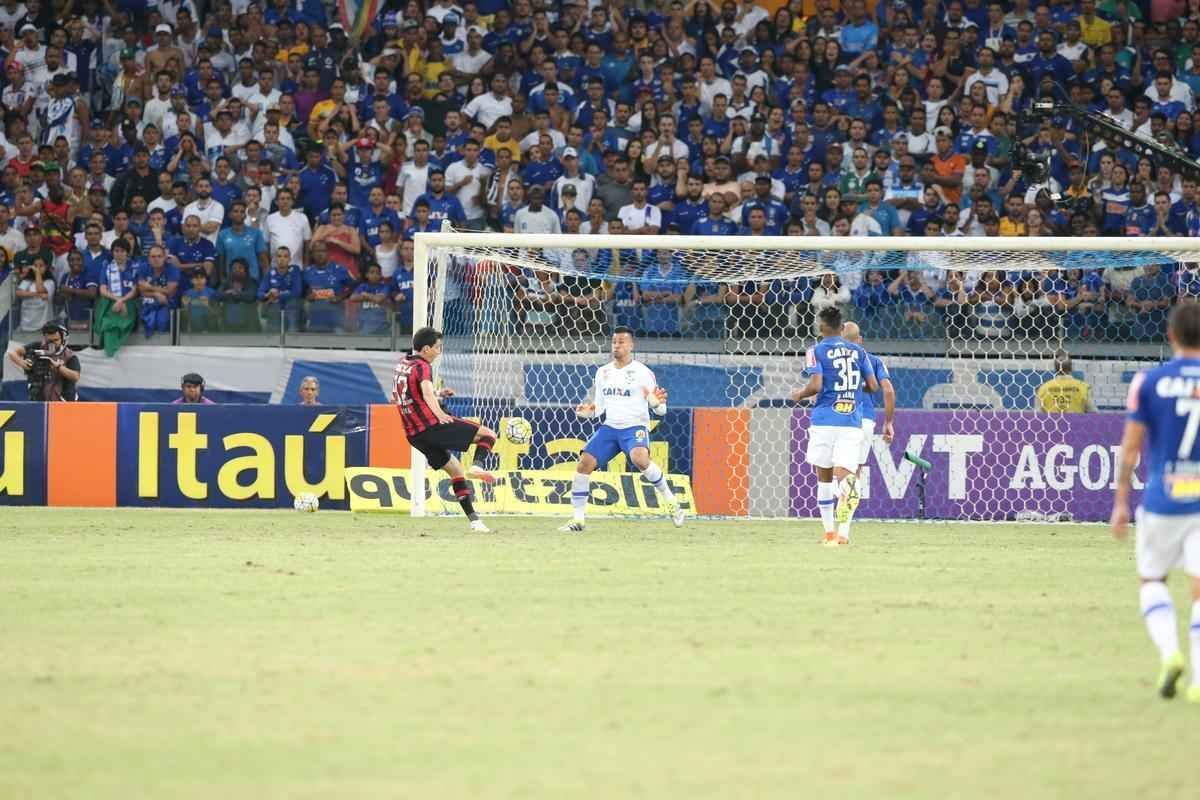 Fotos da partida entre Cruzeiro e Atltico-PR no Mineiro