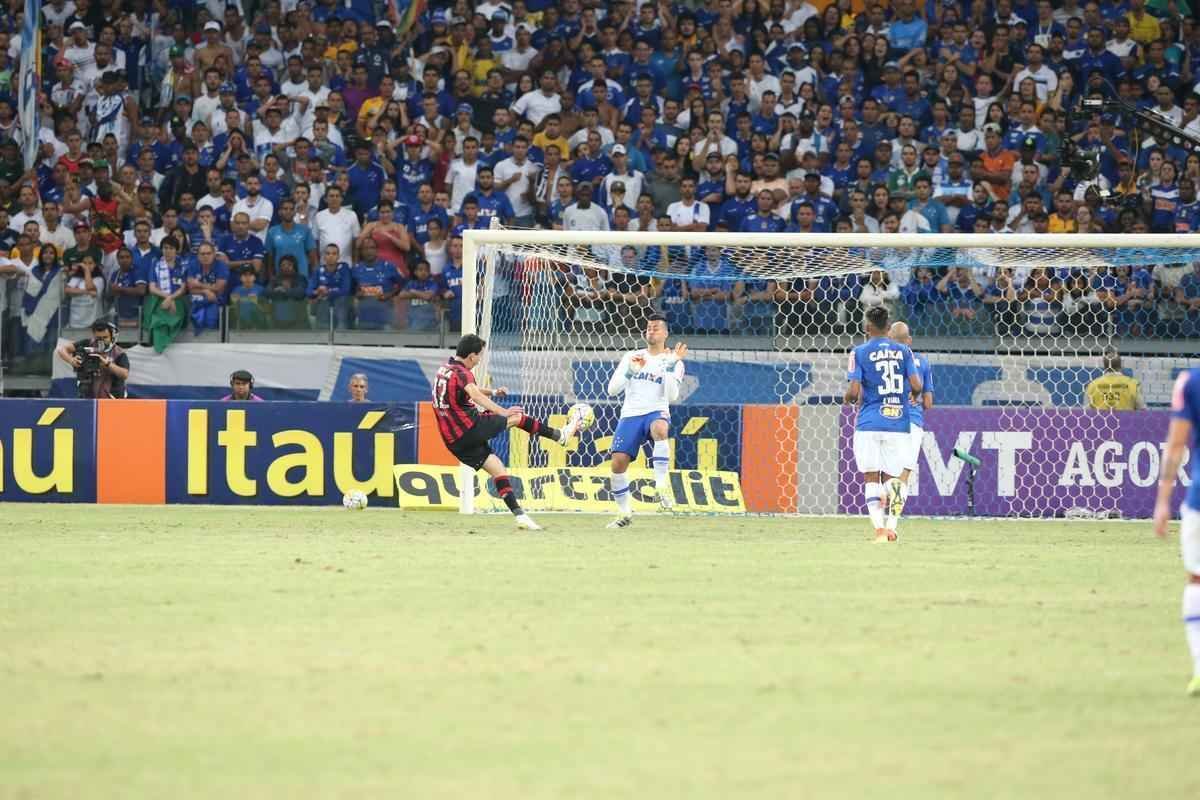 Fotos da partida entre Cruzeiro e Atltico-PR no Mineiro