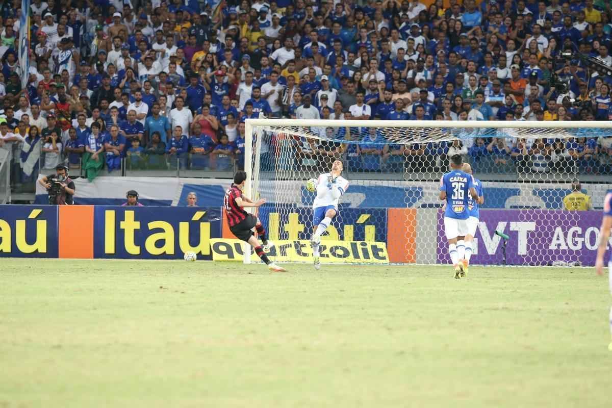 Fotos da partida entre Cruzeiro e Atltico-PR no Mineiro