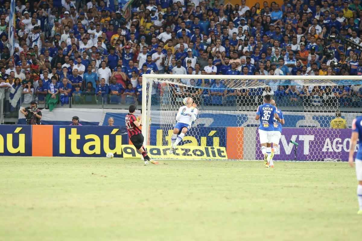 Fotos da partida entre Cruzeiro e Atltico-PR no Mineiro