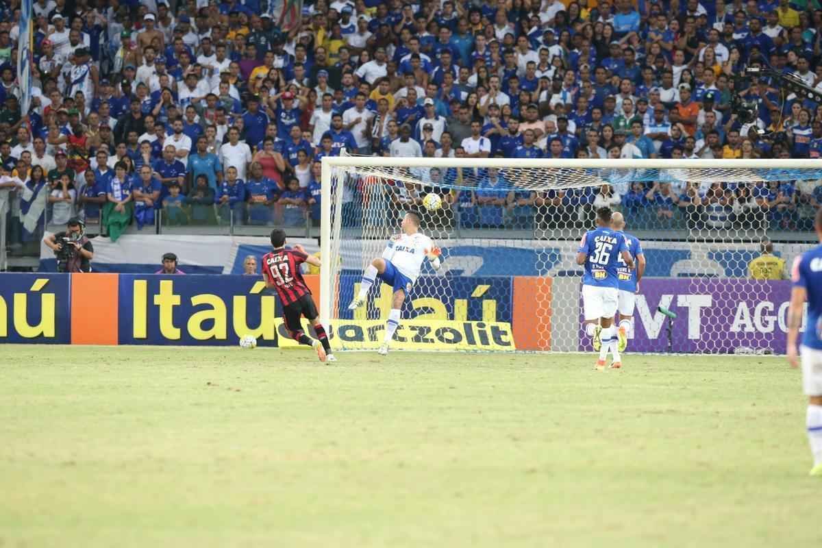 Fotos da partida entre Cruzeiro e Atltico-PR no Mineiro