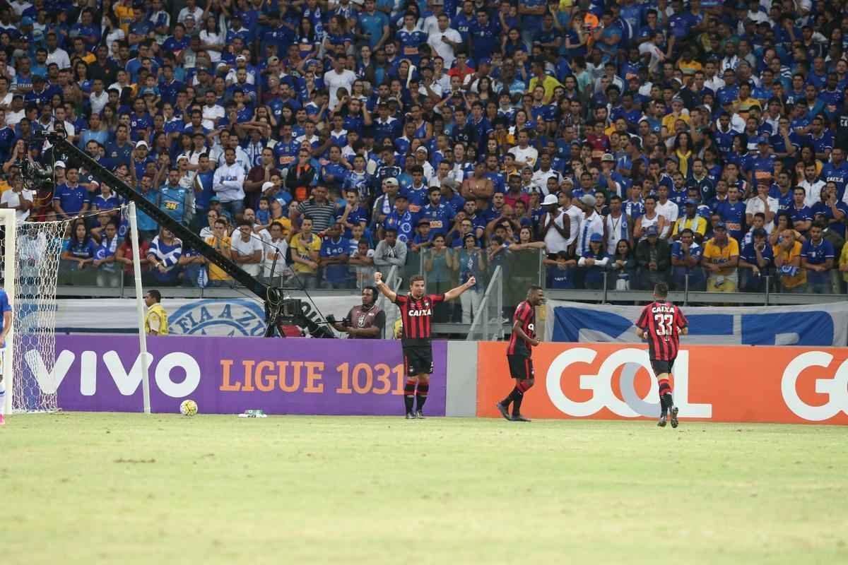 Fotos da partida entre Cruzeiro e Atltico-PR no Mineiro