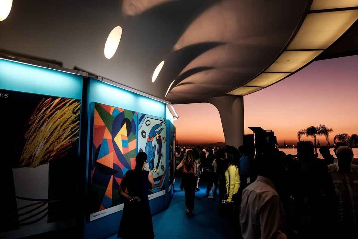 So 13 psteres de arte, sendo 12 desenhados por renomados artistas brasileiros, alm da arte da colombiana Olga de Amaral. Completam a coleo os logos dos Jogos Olmpicos e Paralmpicos Rio 2016