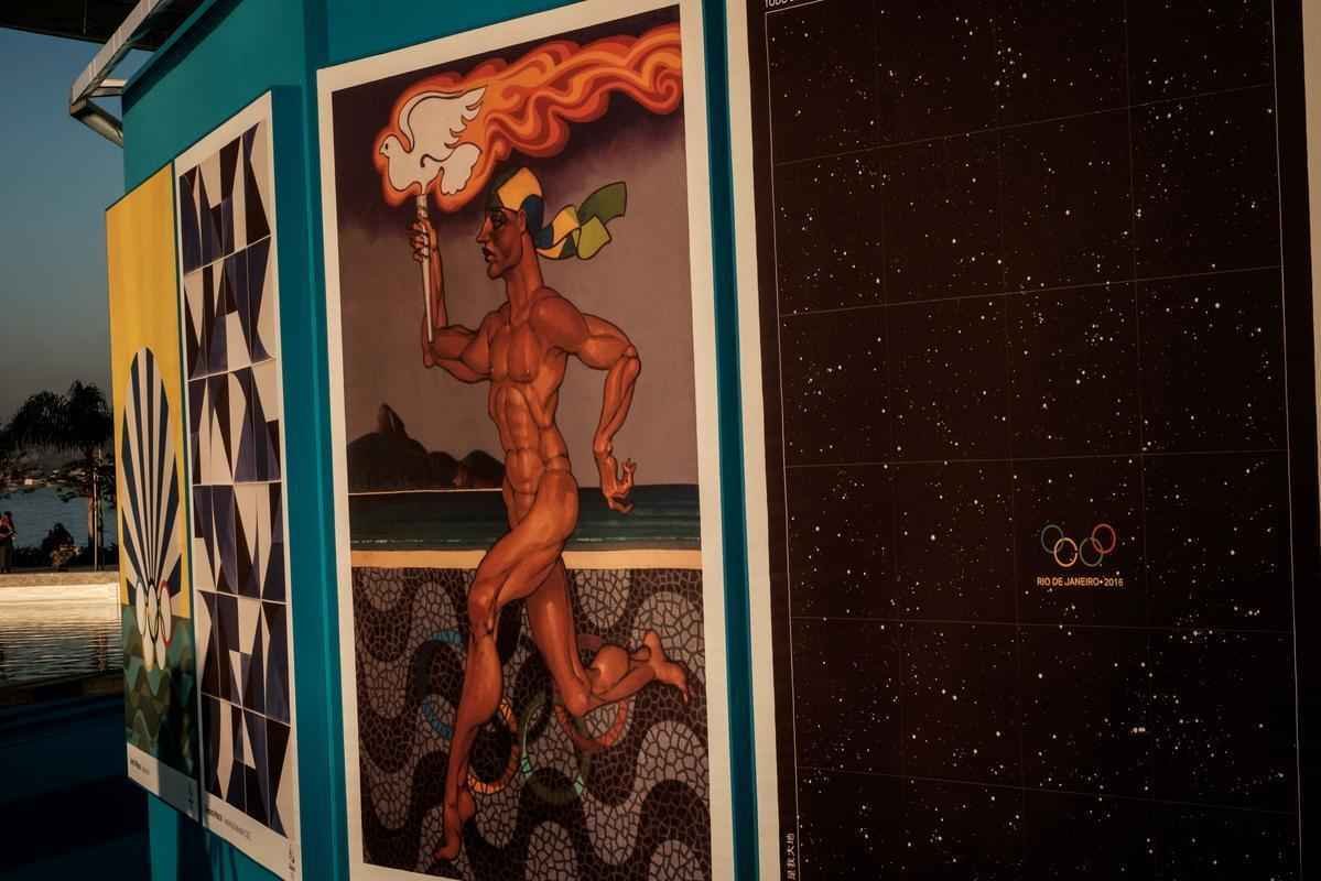 So 13 psteres de arte, sendo 12 desenhados por renomados artistas brasileiros, alm da arte da colombiana Olga de Amaral. Completam a coleo os logos dos Jogos Olmpicos e Paralmpicos Rio 2016