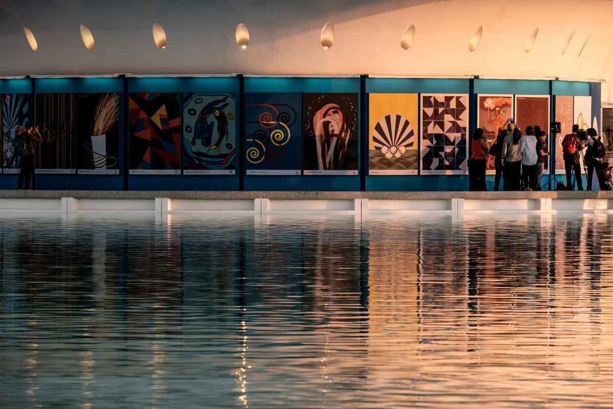 So 13 psteres de arte, sendo 12 desenhados por renomados artistas brasileiros, alm da arte da colombiana Olga de Amaral. Completam a coleo os logos dos Jogos Olmpicos e Paralmpicos Rio 2016