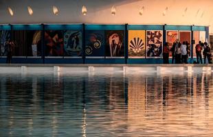So 13 psteres de arte, sendo 12 desenhados por renomados artistas brasileiros, alm da arte da colombiana Olga de Amaral. Completam a coleo os logos dos Jogos Olmpicos e Paralmpicos Rio 2016