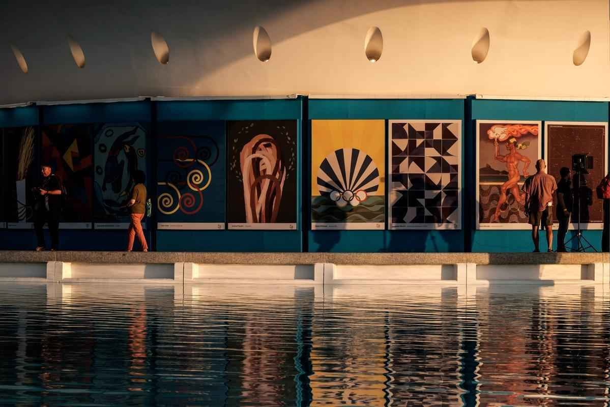 So 13 psteres de arte, sendo 12 desenhados por renomados artistas brasileiros, alm da arte da colombiana Olga de Amaral. Completam a coleo os logos dos Jogos Olmpicos e Paralmpicos Rio 2016