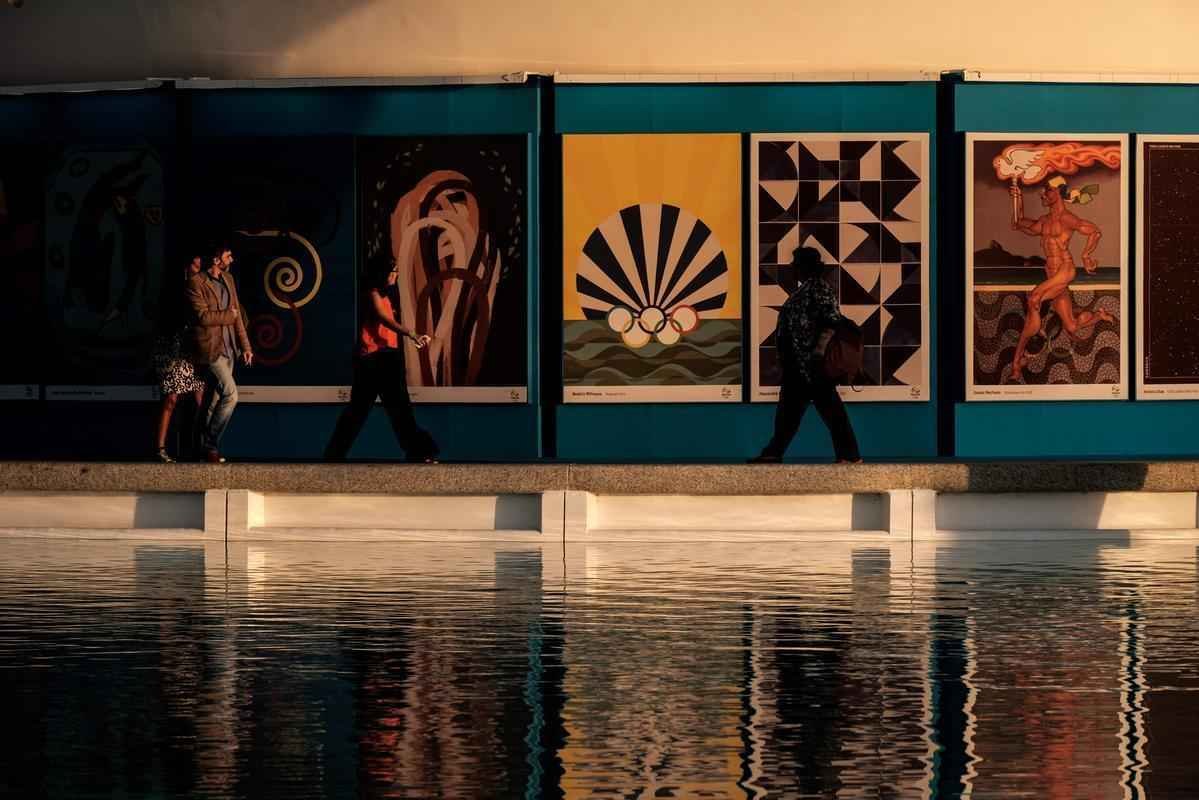 So 13 psteres de arte, sendo 12 desenhados por renomados artistas brasileiros, alm da arte da colombiana Olga de Amaral. Completam a coleo os logos dos Jogos Olmpicos e Paralmpicos Rio 2016
