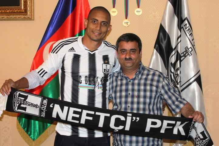 Cardoso com a camisa do Neftchi, do Azerbaijo, seu penltimo clube