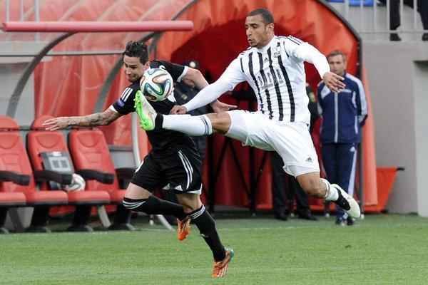 Cardoso com a camisa do Neftchi, do Azerbaijo, seu penltimo clube