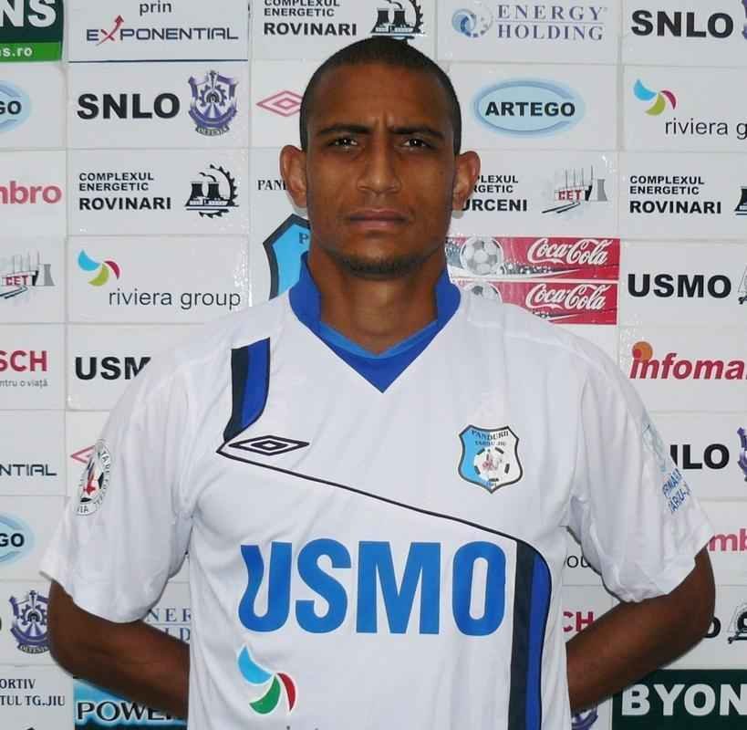 Cardoso com a camisa do Pandurii, da Romnia, onde jogou entre 2007 e 2012