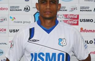 Cardoso com a camisa do Pandurii, da Romnia, onde jogou entre 2007 e 2012