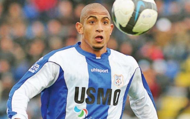 Cardoso com a camisa do Pandurii, da Romnia, onde jogou entre 2007 e 2012