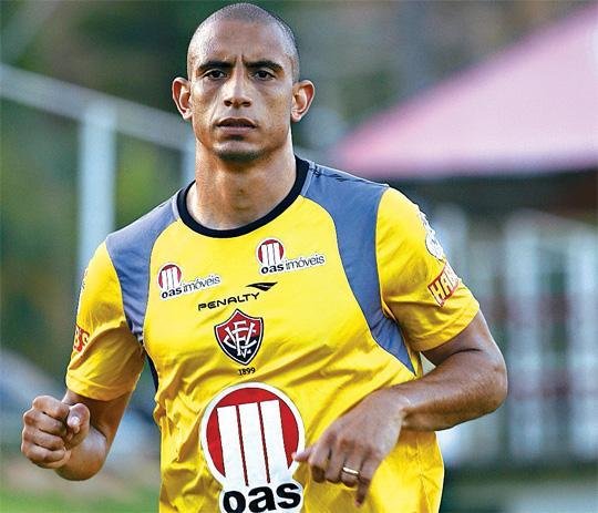 Cardoso com a camisa do Vitria da Bahia, onde atuou em 2013