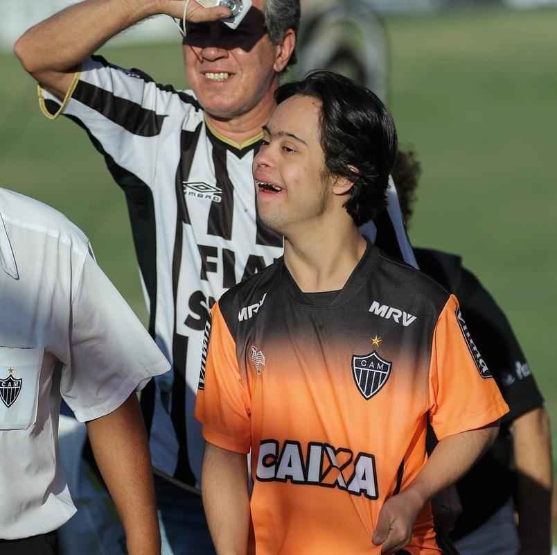 Crianas e jovens participantes da APAE de Itana visitaram a Cidade do Galo nesta quinta-feira 