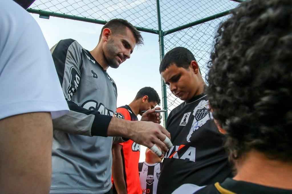 Crianas e jovens participantes da APAE de Itana visitaram a Cidade do Galo nesta quinta-feira 