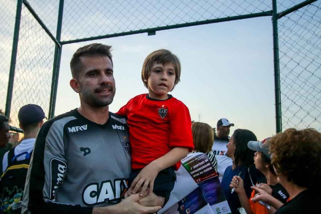 Crianas e jovens participantes da APAE de Itana visitaram a Cidade do Galo nesta quinta-feira 
