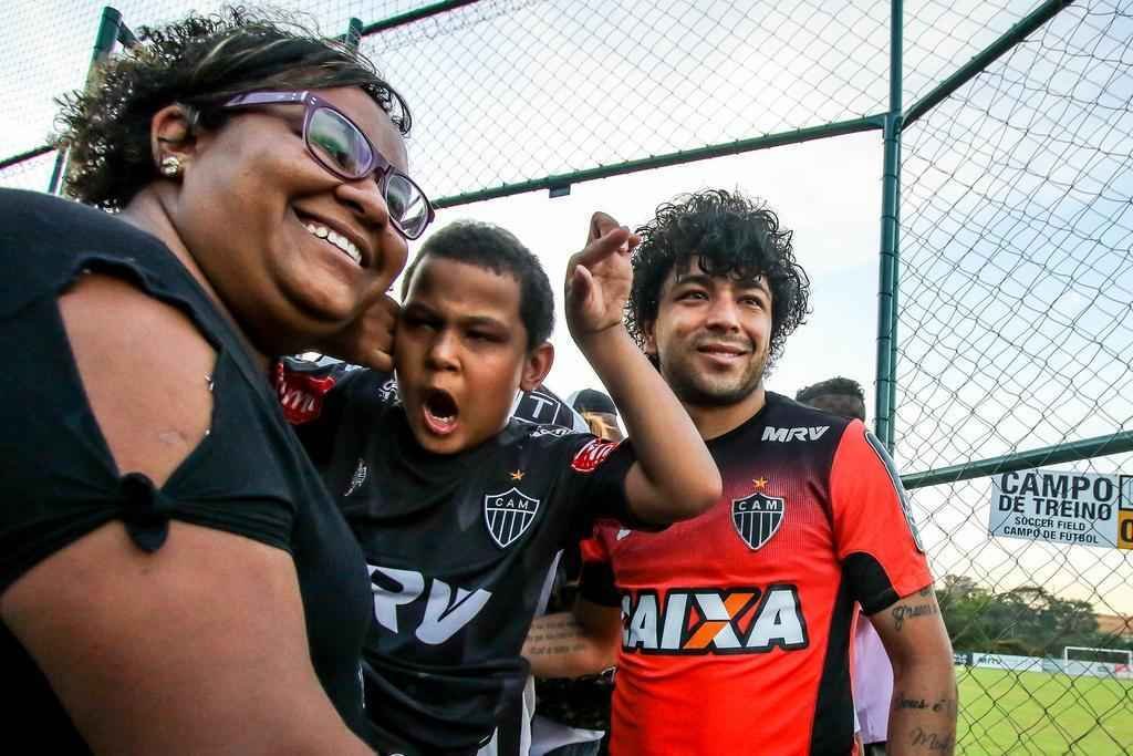 Crianas e jovens participantes da APAE de Itana visitaram a Cidade do Galo nesta quinta-feira 