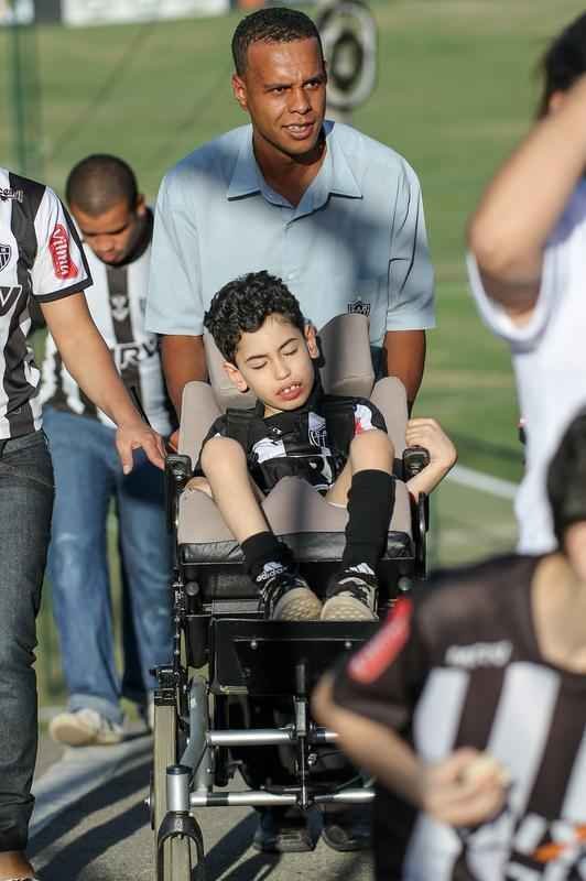 Crianas e jovens participantes da APAE de Itana visitaram a Cidade do Galo nesta quinta-feira 