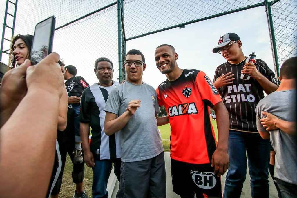 Crianas e jovens participantes da APAE de Itana visitaram a Cidade do Galo nesta quinta-feira 