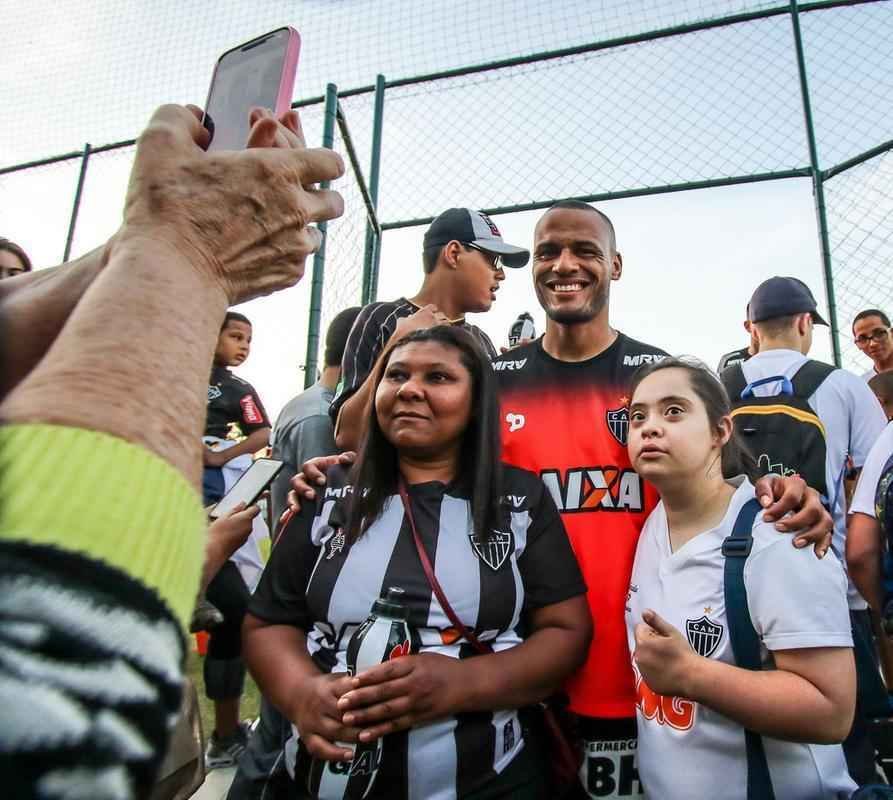 Crianas e jovens participantes da APAE de Itana visitaram a Cidade do Galo nesta quinta-feira 
